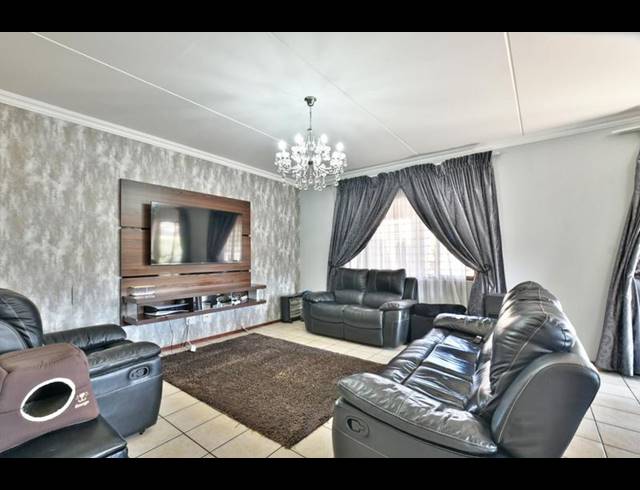 3 BEDROOM TOWNHOUSE FOR SALE IN WINCHESTER HILLS